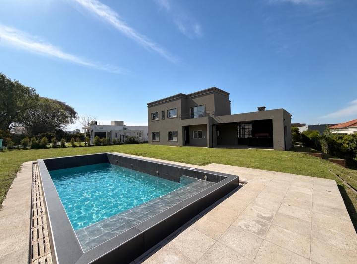 Casa · 800m² · 5 Ambientes · 2 Cocheras