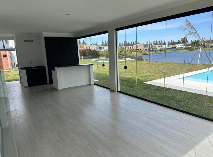 Casa · 180m² · 5 Ambientes · 6 Cocheras