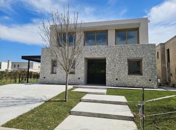 Casa · 28m² · 8 Ambientes · 5 Cocheras · Casa Barrio Carpinchos - Nordelta