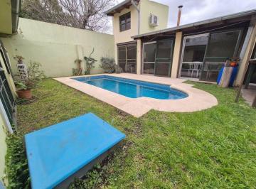 Casa · 222m² · 6 Ambientes · 3 Cocheras · Lote de 10 X 40 con 3 Viviendas, Pileta y Quincho