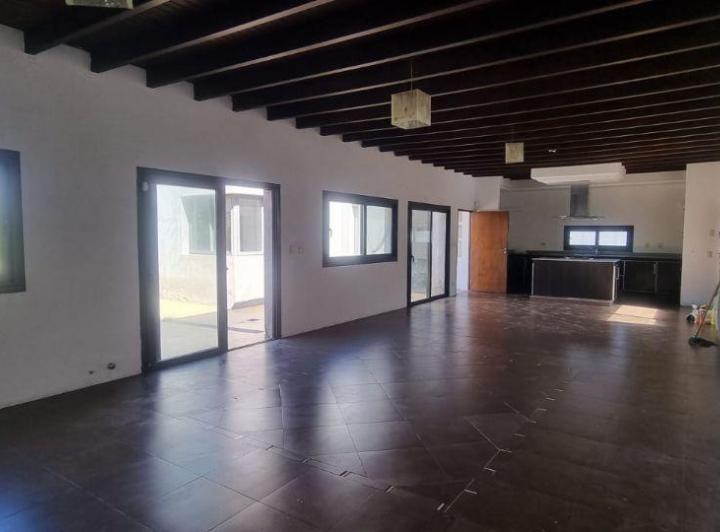 Casa · 220m² · 5 Ambientes · 2 Cocheras