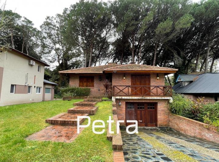 Casa · 450m² · 4 Ambientes · 4 Cocheras
