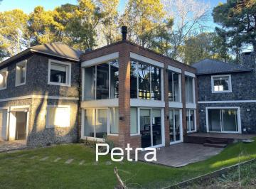 Casa · 250m² · 5 Ambientes · 4 Cocheras · Casa en Venta en Pinamar Norte