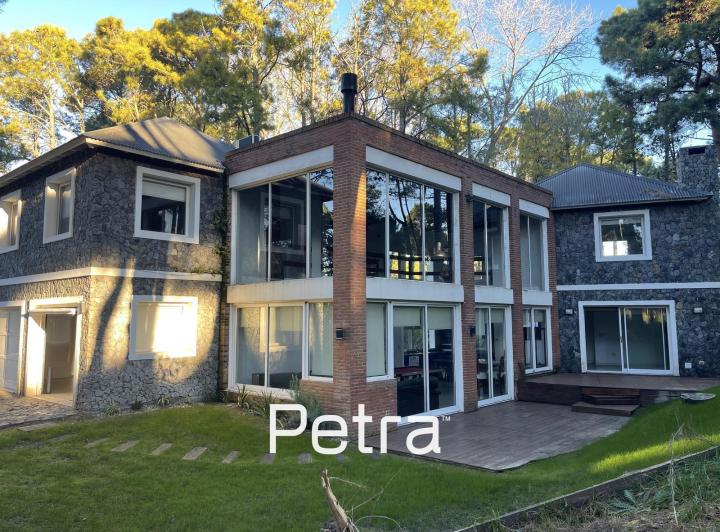 Casa · 250m² · 5 Ambientes · 4 Cocheras
