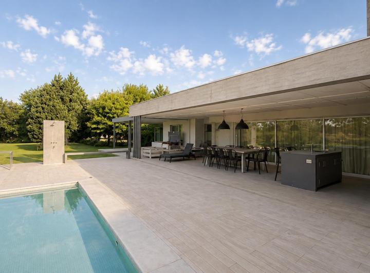 Casa · 300m² · 6 Ambientes · 2 Cocheras