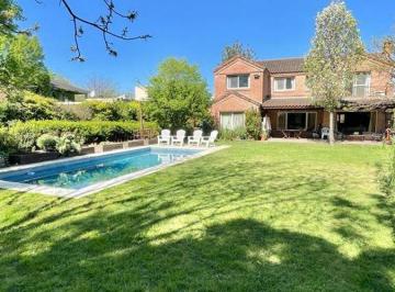 Casa de 5 ambientes, Tigre · Muy Linda Casa con Amplio Jardín y Pileta en Altamira, Tigre. Enero 2027.