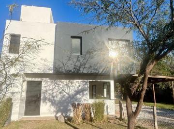 Casa de 8 ambientes, Córdoba · Casa, Complejo Cerrado con Seguridad, 3 Dorm., Amplio Jardin y Pileta. Expensas Bajas.