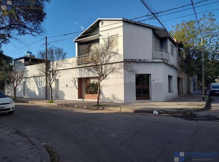 Casa · 213m² · 7 Ambientes · 1 Cochera