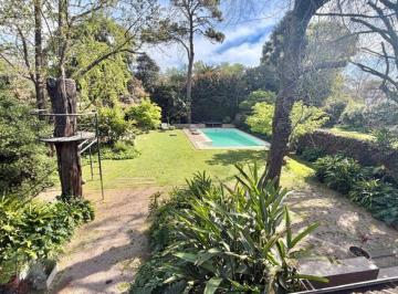 Casa de 5 ambientes, San Isidro · Espectacular Casa de Categoría en Las Lomas de San Isidro, Gran Jardín y Pileta, Quincho y Parrilla.