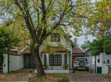 Casa · 344m² · 7 Ambientes · 3 Cocheras · Venta de Casa en Hurlingham 7 Amb - Pileta - Quincho - Parque