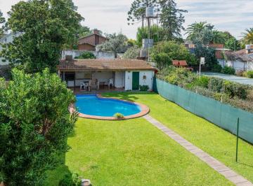 Casa · 344m² · 7 Ambientes · 3 Cocheras · Venta de Casa en Hurlingham 7 Amb - Pileta - Quincho - Parque