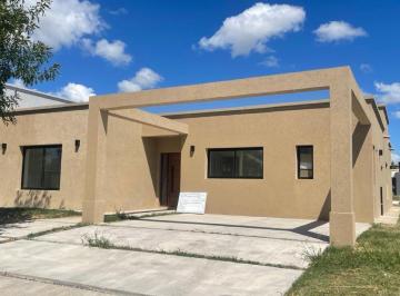 Casa · 180m² · 4 Ambientes · 4 Cocheras · Casa en Venta en San Sebastian