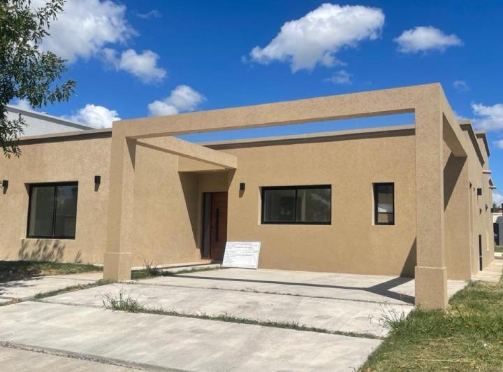 Casa · 180m² · 4 Ambientes · 4 Cocheras