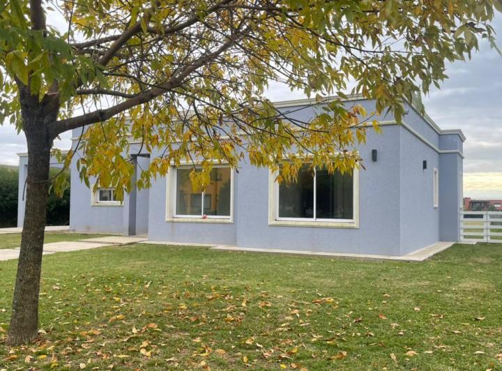 Casa · 180m² · 4 Ambientes · 3 Cocheras