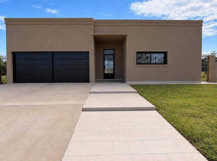 Casa · 208m² · 5 Ambientes · 2 Cocheras