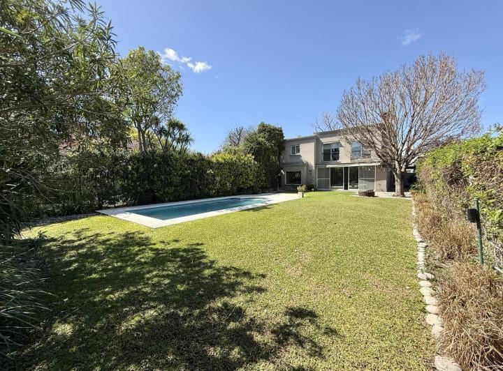 Casa · 322m² · 7 Ambientes · 3 Cocheras