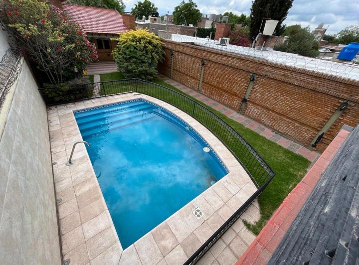 Casa · 348m² · 6 Ambientes · 2 Cocheras
