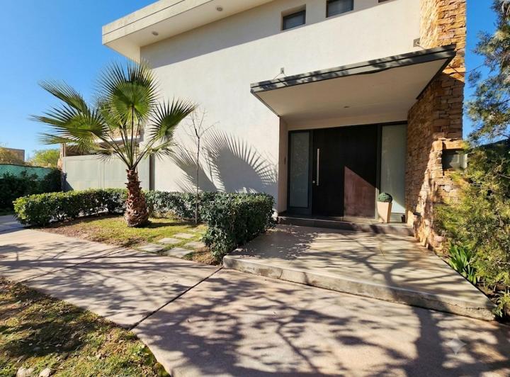 Casa · 210m² · 6 Ambientes · 1 Cochera