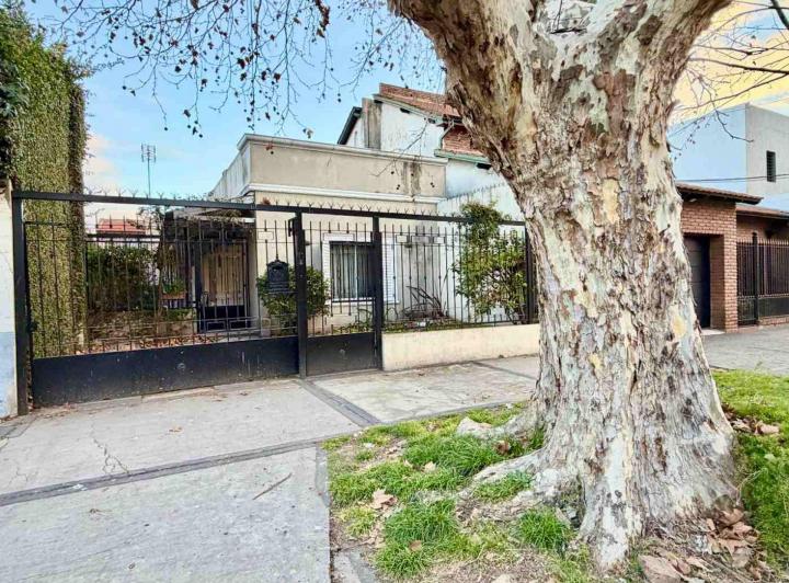 Casa · 220m² · 5 Ambientes · 1 Cochera
