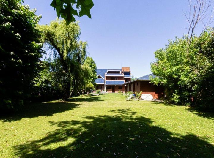 Casa · 320m² · 6 Ambientes · 1 Cochera