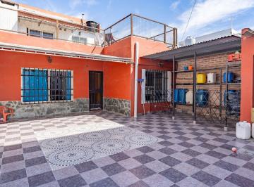 Casa · 142m² · 6 Ambientes · 1 Cochera · Casa en Venta 4 Dorm. con Cochera y Patio