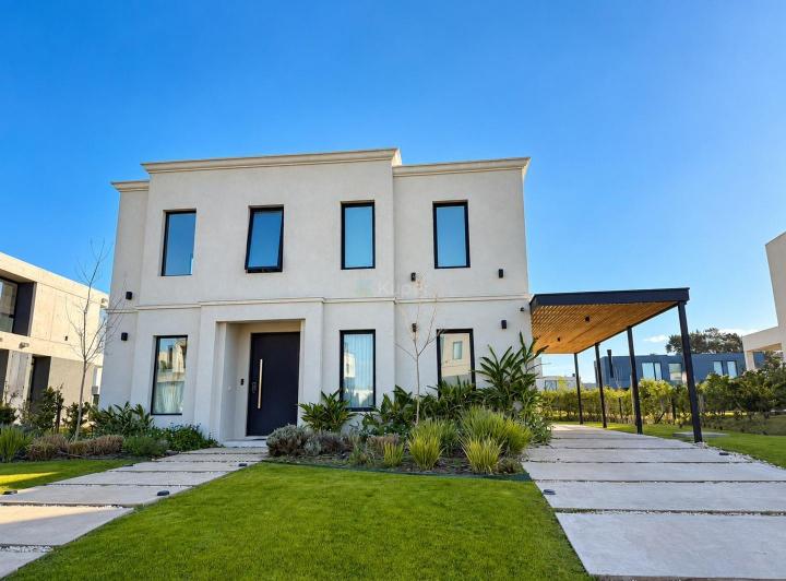 Casa · 215m² · 5 Ambientes · 2 Cocheras