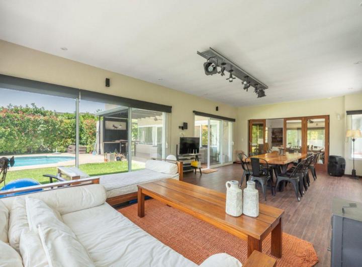 Casa · 340m² · 6 Ambientes · 3 Cocheras