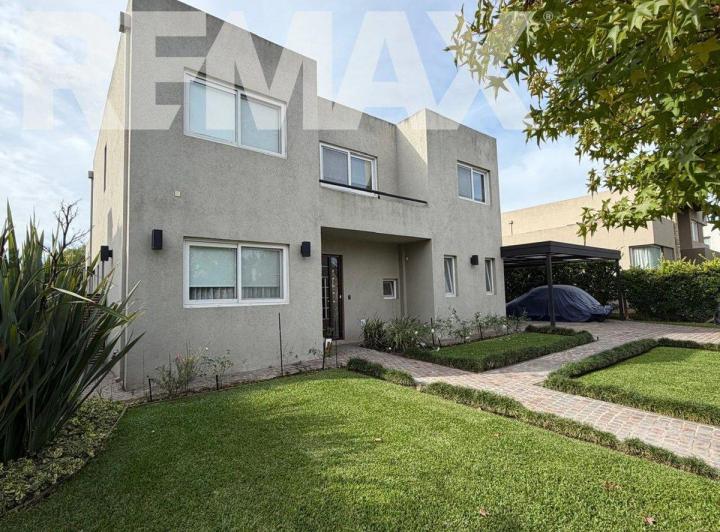 Casa · 264m² · 6 Ambientes · 2 Cocheras