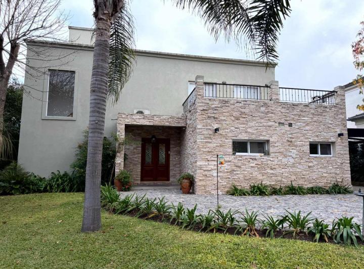 Casa · 171m² · 4 Ambientes · 2 Cocheras