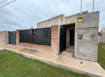 Casa · 95m² · 3 Ambientes · 1 Cochera · Casa a Estrenar de Dos Dorm., Cochera Patio.
