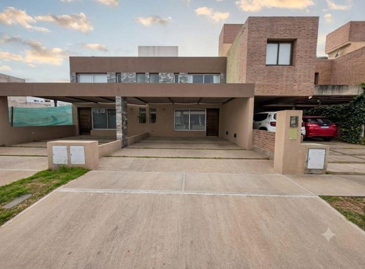 Casa · 119m² · 8 Ambientes · 2 Cocheras