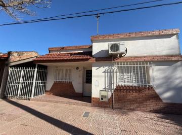 Casa · 100m² · 4 Ambientes · 1 Cochera · Venta Casa de Dos Dorm. con Cochera Centro