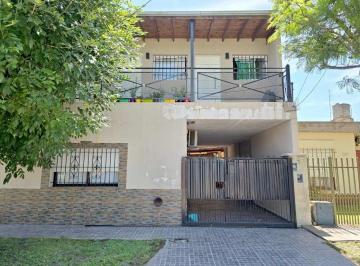 Casa · 240m² · 6 Ambientes · 2 Cocheras · Venta de Casa 6 Ambientes en Bloque en Ituzaingo