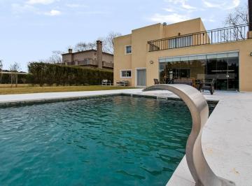 Casa · 220m² · 6 Ambientes · 1 Cochera · Casa en Venta Haras del Sur 2, 3 Dorm.