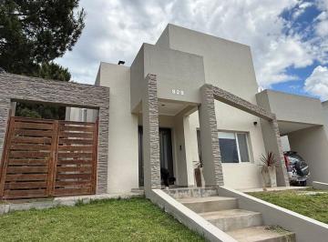 Casa · 270m² · 6 Ambientes · 2 Cocheras · Gran Casa en Monte del Este