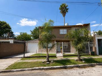 Casa · 230m² · 8 Ambientes · 1 Cochera · Casa 4 Ambientes + Depto 4 Amb en Venta Merlo
