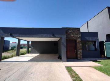 Casa · 190m² · 5 Ambientes · 2 Cocheras · Casa en Venta en Maipu