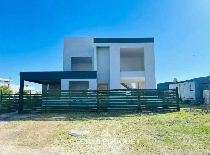 Casa · 5 Ambientes · 2 Cocheras