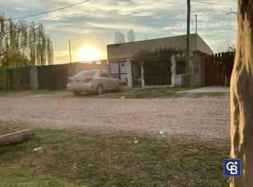 Casa · 128m² · 5 Ambientes · 1 Cochera · Venta Apto Crédito de 2 Casas Sobre Mismo Lote con Jardín Privado con Renta Activa en Luján