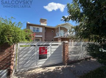 Casa · 215m² · 6 Ambientes · 1 Cochera · Casa en Trelew