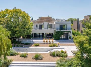 Casa · 585m² · 7 Ambientes · 2 Cocheras · Casa en Venta en El Golf, Nordelta, Tigre