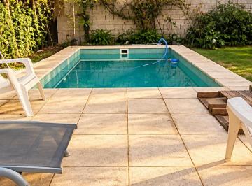 Casa de 7 ambientes, La Plata · Exclusiva Casa en Esquina con Piscina, Doble Ingreso y Cochera Para 4 Autos – City Bell