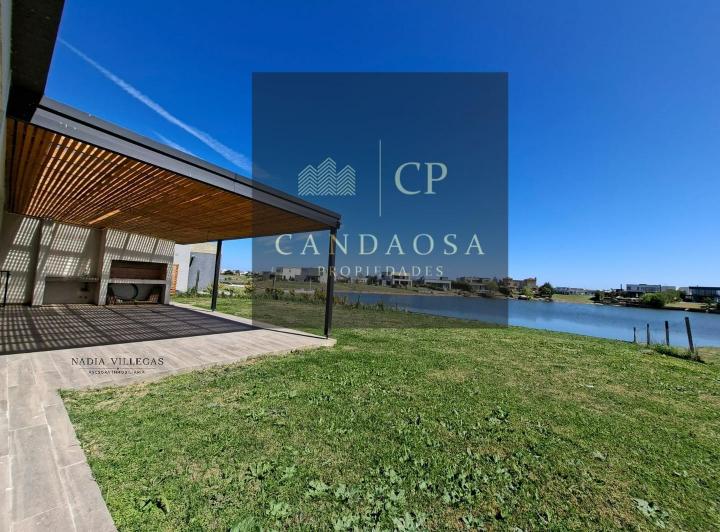 Casa · 219m² · 6 Ambientes · 4 Cocheras