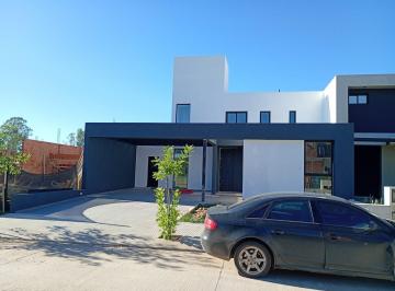 Casa · 240m² · 6 Ambientes · 1 Cochera · Casa en Campo Chico Urbanización Residencial
