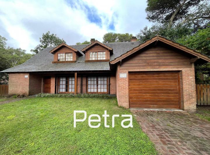 Casa · 660m² · 6 Ambientes · 2 Cocheras