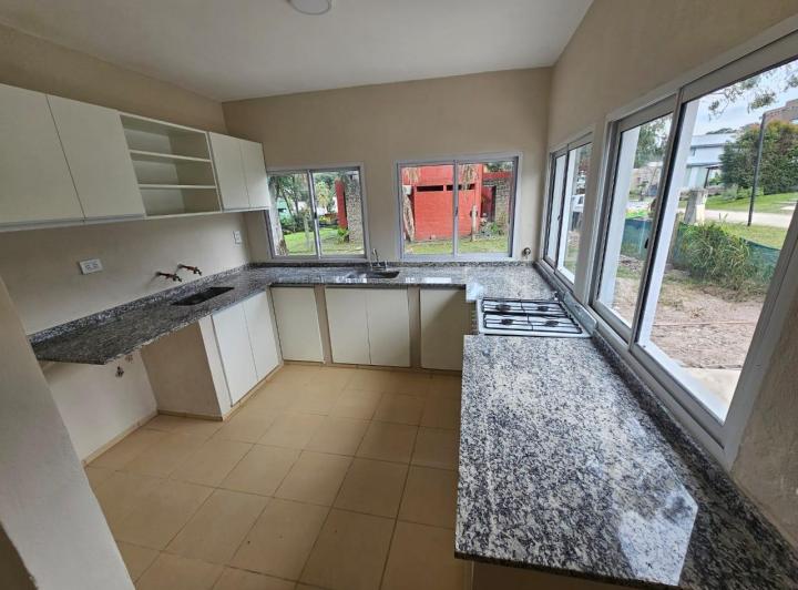 Casa · 200m² · 4 Ambientes · 1 Cochera