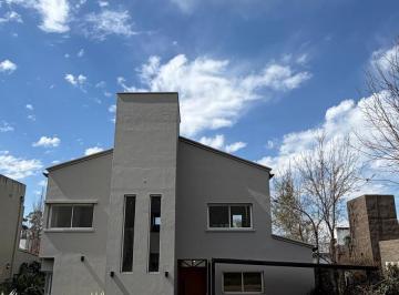 Casa · 180m² · 5 Ambientes · 2 Cocheras · Casa en La Arboleda Country