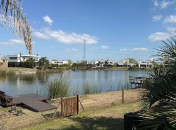 Casa de 5 ambientes, Escobar · Casa con Vista Al Lago - Barrio San Benito - Apta Estadías o Eventos (Hasta 60 Personas)