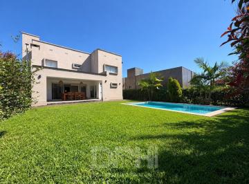 Casa · 163m² · 9 Ambientes · 2 Cocheras · - Venta - Casa de 5 Dorm. en Barrio Privado Alto Verde 2