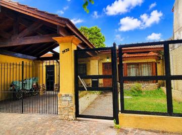 Casa · 69m² · 3 Ambientes · 1 Cochera · Casa 3 Amb Venta Banfield con Fondo Garage Quincho